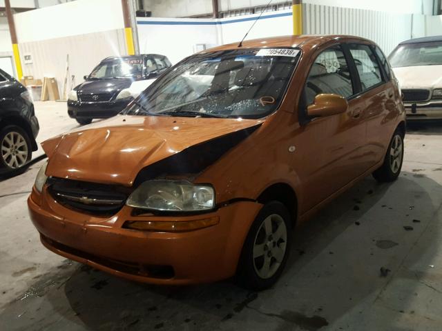 KL1TD62635B497022 - 2005 CHEVROLET AVEO BASE ORANGE photo 2