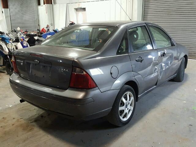 1FAFP34N25W262447 - 2005 FORD FOCUS ZX4 GRAY photo 4