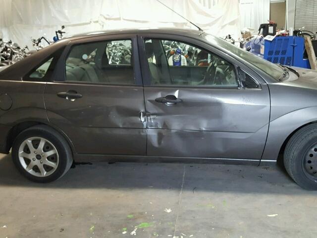 1FAFP34N25W262447 - 2005 FORD FOCUS ZX4 GRAY photo 9