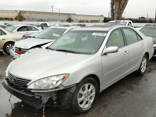 4T1BE30K15U573840 - 2005 TOYOTA CAMRY LE SILVER photo 2