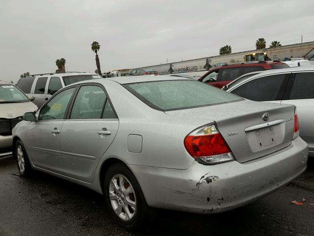 4T1BE30K15U573840 - 2005 TOYOTA CAMRY LE SILVER photo 3