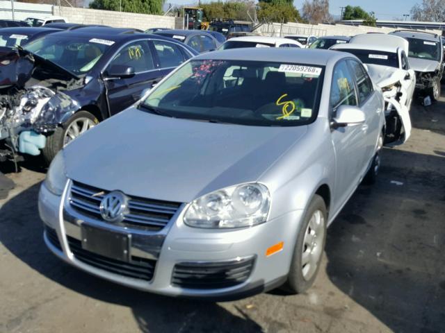 3VWJZ7AJ2AM016951 - 2010 VOLKSWAGEN JETTA S Gümüş foto 2