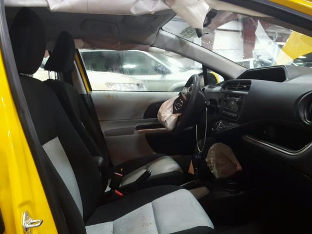 JTDKDTB35E1062002 - 2014 TOYOTA PRIUS C YELLOW photo 5