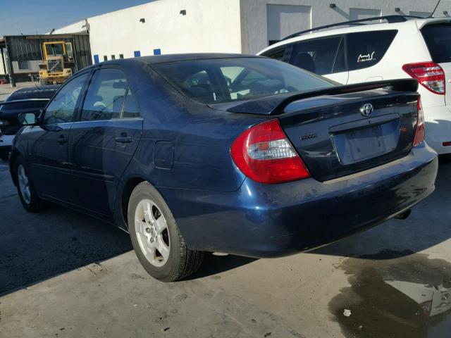 JTDBE32K030145277 - 2003 TOYOTA CAMRY LE BLUE photo 3