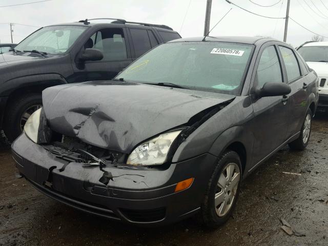 1FAHP34N47W154455 - 2007 FORD FOCUS ZX4 SILVER photo 2