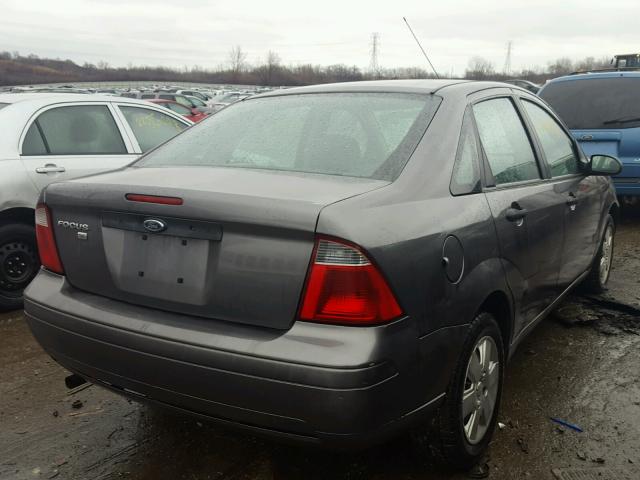 1FAHP34N47W154455 - 2007 FORD FOCUS ZX4 SILVER photo 4