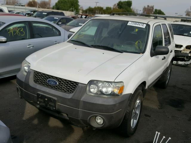 1FMCU03167KC07945 - 2007 FORD ESCAPE XLT WHITE photo 2