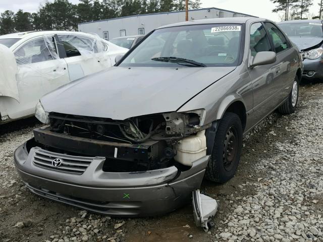 4T1BG22K8VU062319 - 1997 TOYOTA CAMRY CE GOLD photo 2