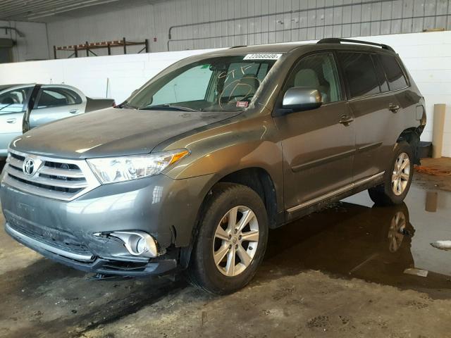 5TDBK3EH8BS059025 - 2011 TOYOTA HIGHLANDER GRAY photo 2