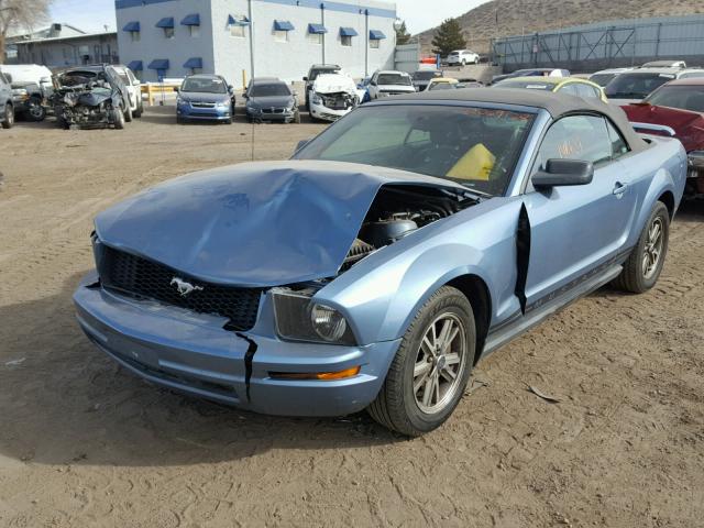 1ZVFT84N855252804 - 2005 FORD MUSTANG BLUE photo 2