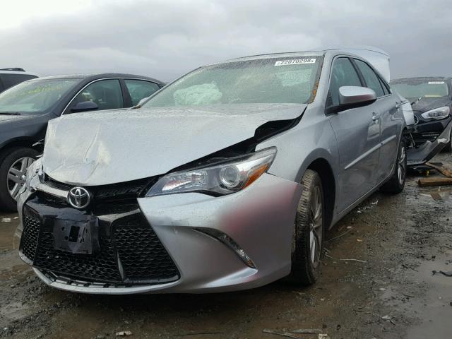 4T1BF1FK7HU345614 - 2017 TOYOTA CAMRY LE ვერცხლისფერი ფოტო 2