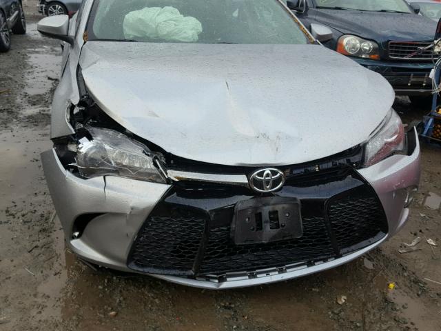 4T1BF1FK7HU345614 - 2017 TOYOTA CAMRY LE SILVER photo 9