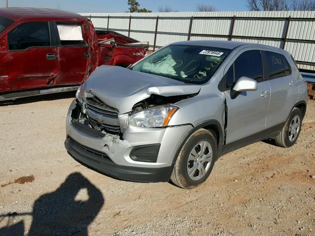 3GNCJKSB7GL256211 - 2016 CHEVROLET TRAX LS SILVER photo 2