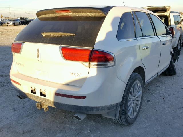 2LMDJ6JK8DBL60901 - 2013 LINCOLN MKX WHITE photo 4