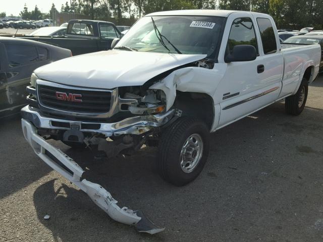 1GTHC291X3E147371 - 2003 GMC SIERRA C25 WHITE photo 2