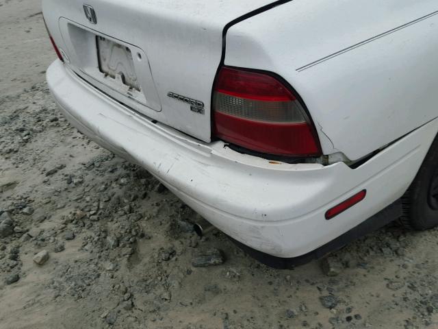 1HGCD7234SA022261 - 1995 HONDA ACCORD LX WHITE photo 9