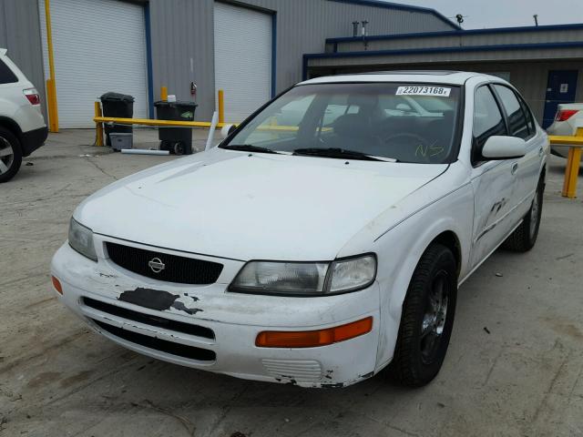 JN1CA21D5ST067155 - 1995 NISSAN MAXIMA GLE WHITE photo 2