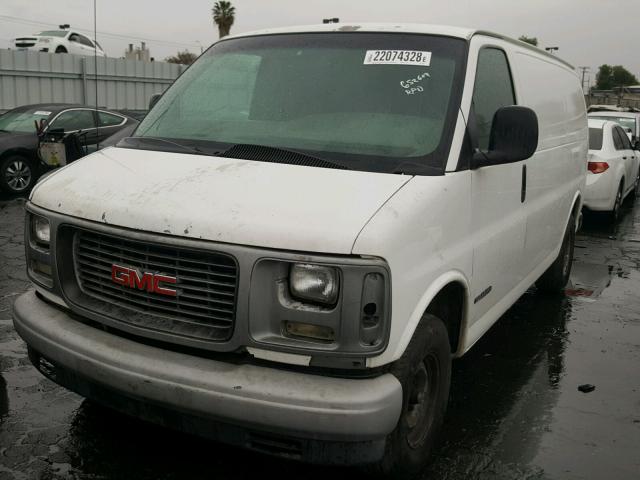 1GTFG15W411236283 - 2001 GMC SAVANA G15 WHITE photo 2