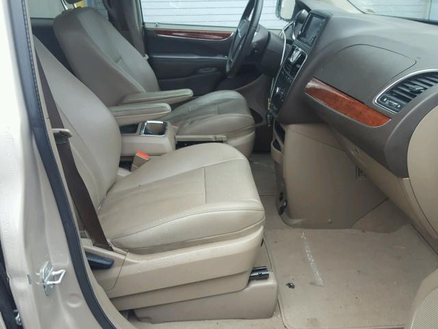 2C4RC1BG5DR713812 - 2013 CHRYSLER TOWN & COU TAN photo 5