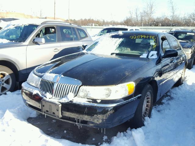 1LNHM84W82Y613763 - 2002 LINCOLN TOWN CAR E BLACK photo 2