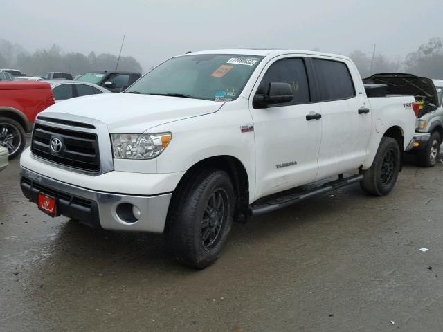 5TFDW5F15DX310638 - 2013 TOYOTA TUNDRA CRE WHITE photo 2