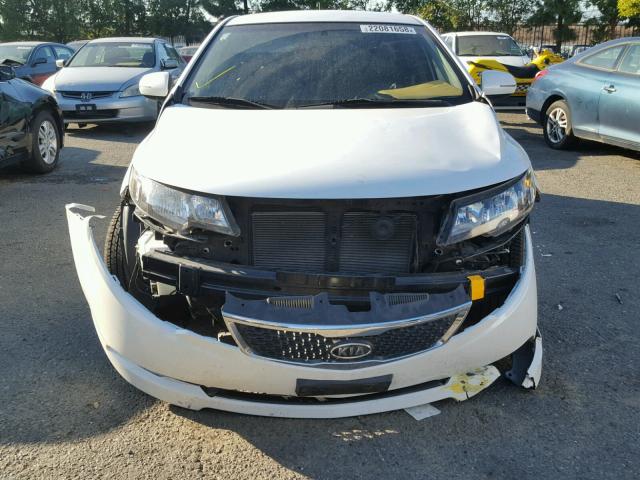 KNAFW4A35D5741002 - 2013 KIA FORTE SX WHITE photo 9