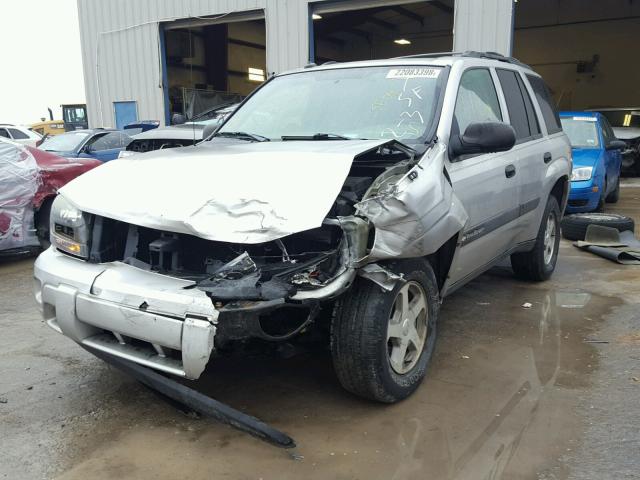 1GNDS13S442347136 - 2004 CHEVROLET TRAILBLAZE SILVER photo 2