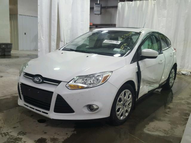 1FAHP3K24CL293778 - 2012 FORD FOCUS SE WHITE photo 2