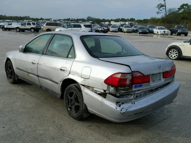 JHMCG6653YC036384 - 2000 HONDA ACCORD LX SILVER photo 3