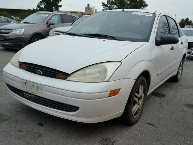 1FAFP34P0YW200566 - 2000 FORD FOCUS SE WHITE photo 2