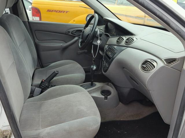 1FAFP34P0YW200566 - 2000 FORD FOCUS SE WHITE photo 5