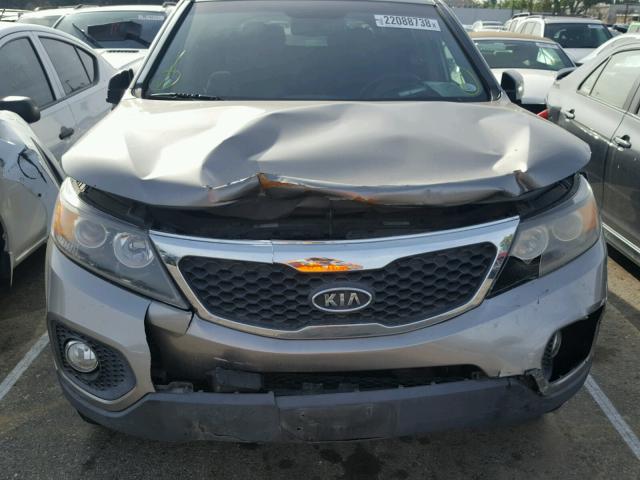 5XYKT4A19BG135134 - 2011 KIA SORENTO BA GRAY photo 7