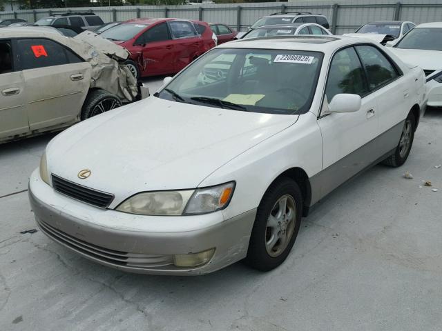 JT8BF22G9V5006501 - 1997 LEXUS ES 300 WHITE photo 2