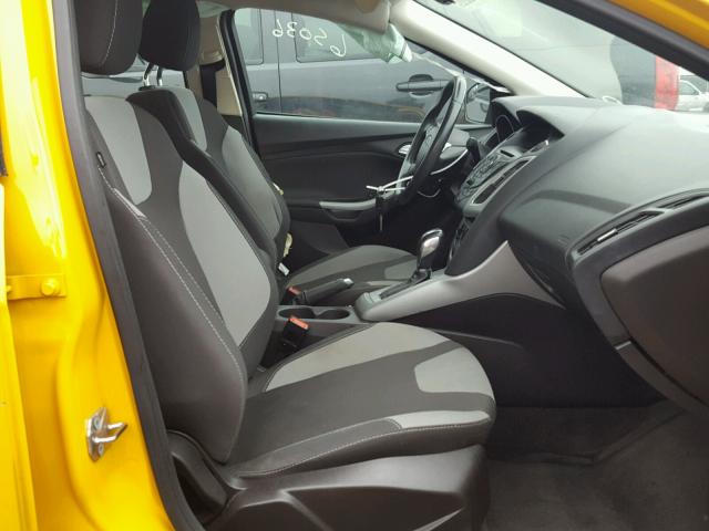 1FAHP3F25CL311439 - 2012 FORD FOCUS SE YELLOW photo 5