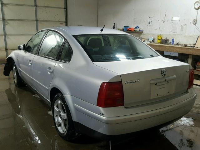 WVWPD23B2YP222988 - 2000 VOLKSWAGEN PASSAT GLX SILVER photo 3