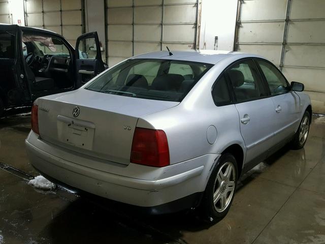 WVWPD23B2YP222988 - 2000 VOLKSWAGEN PASSAT GLX 银色 照片 4