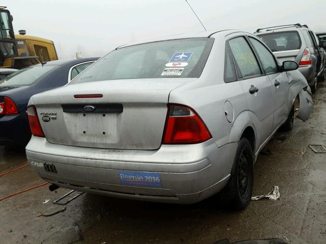 1FAHP34N87W279135 - 2007 FORD FOCUS ZX4 SILVER photo 4