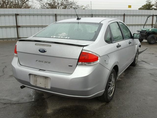 1FAHP3FN7AW116660 - 2010 FORD FOCUS SE SILVER photo 4