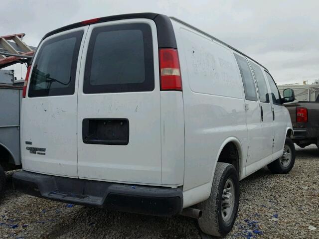 1GCWGFCA6B1105720 - 2011 CHEVROLET EXPRESS G2 WHITE photo 4