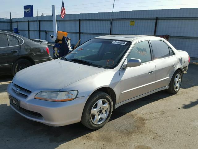 1HGCG1654XA041402 - 1999 HONDA ACCORD EX SILVER photo 2