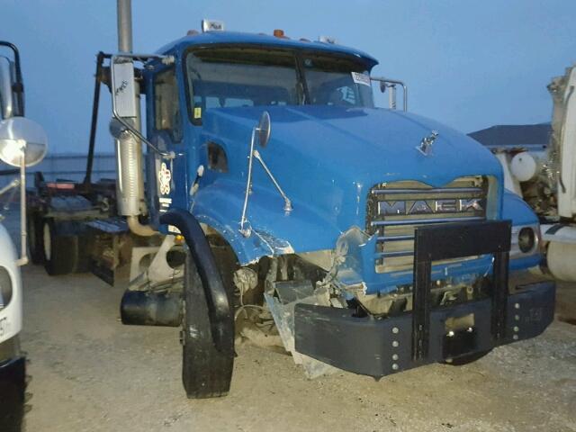 1M2AG11C87M067538 - 2007 MACK 700 CV700 BLUE photo 1