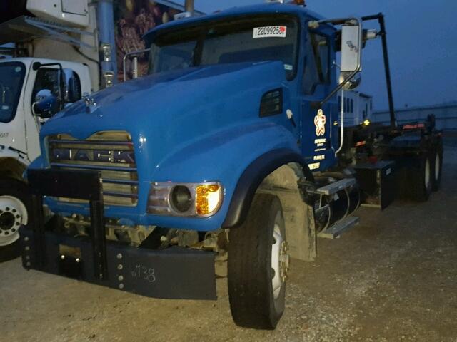 1M2AG11C87M067538 - 2007 MACK 700 CV700 BLUE photo 2