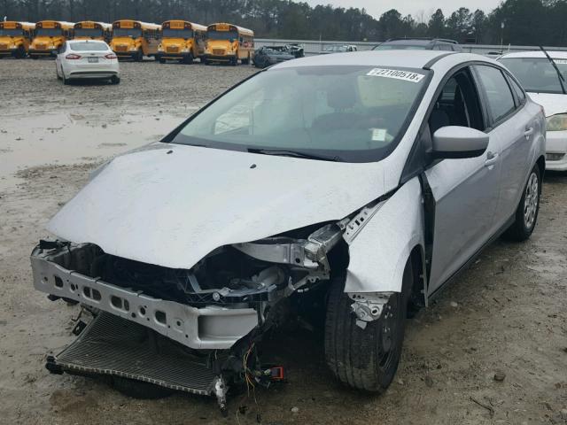 1FAHP3F25CL246558 - 2012 FORD FOCUS SE SILVER photo 2