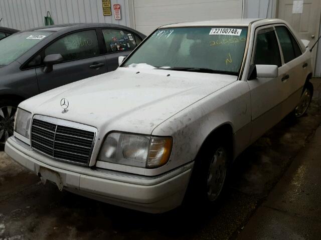 WDBEA32E0RC110599 - 1994 MERCEDES-BENZ E 320 WHITE photo 2