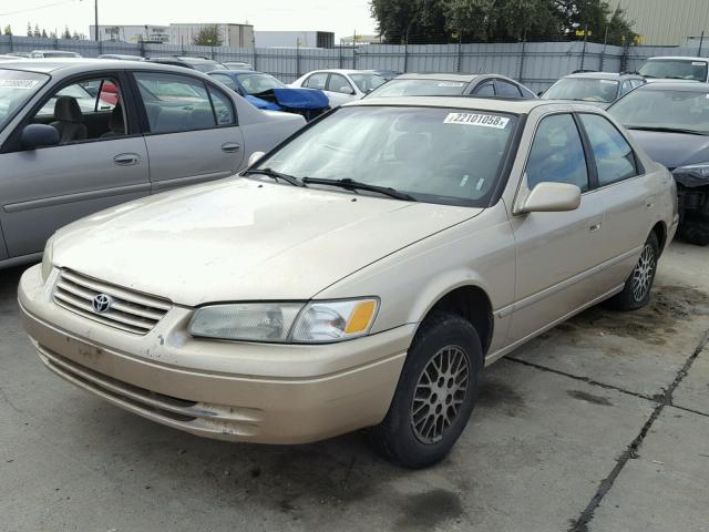 JT2BG28K0W0215322 - 1998 TOYOTA CAMRY LE TAN photo 2