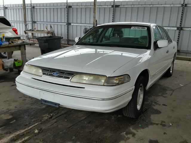 2FALP74W2TX189715 - 1996 FORD CROWN VICT WHITE photo 2