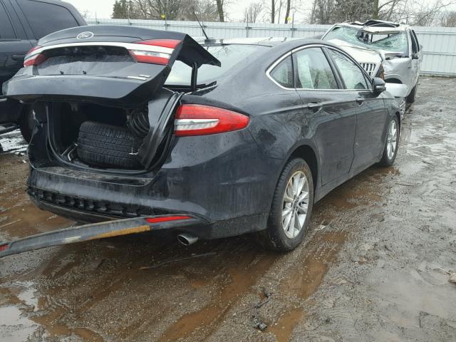 3FA6P0HD5HR395579 - 2017 FORD FUSION SE BLACK photo 4