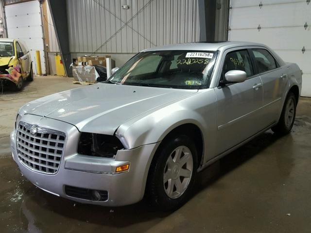 2C3JA53G75H115354 - 2005 CHRYSLER 300 TOURIN SILVER photo 2