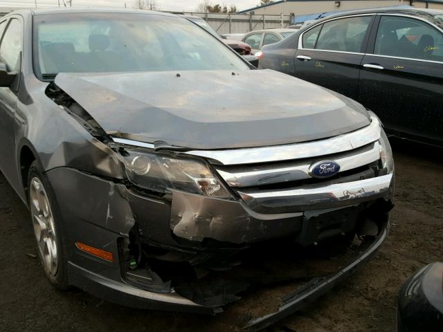 3FAHP0HG6BR272240 - 2011 FORD FUSION SE GRAY photo 9