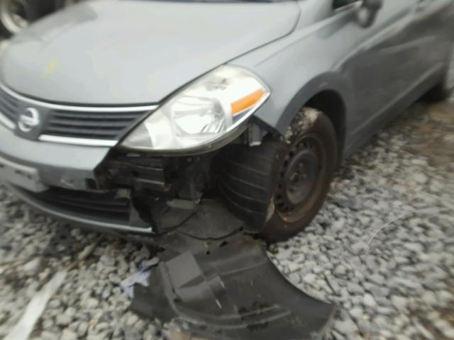 3N1BC11E48L445620 - 2008 NISSAN VERSA S GRAY photo 9